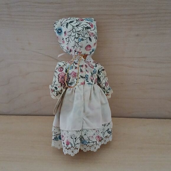 Porcelain Wolf "House of Global Art" 1983 Ornament Decor Wolf in Bonnet Dress - Picture 4 of 10